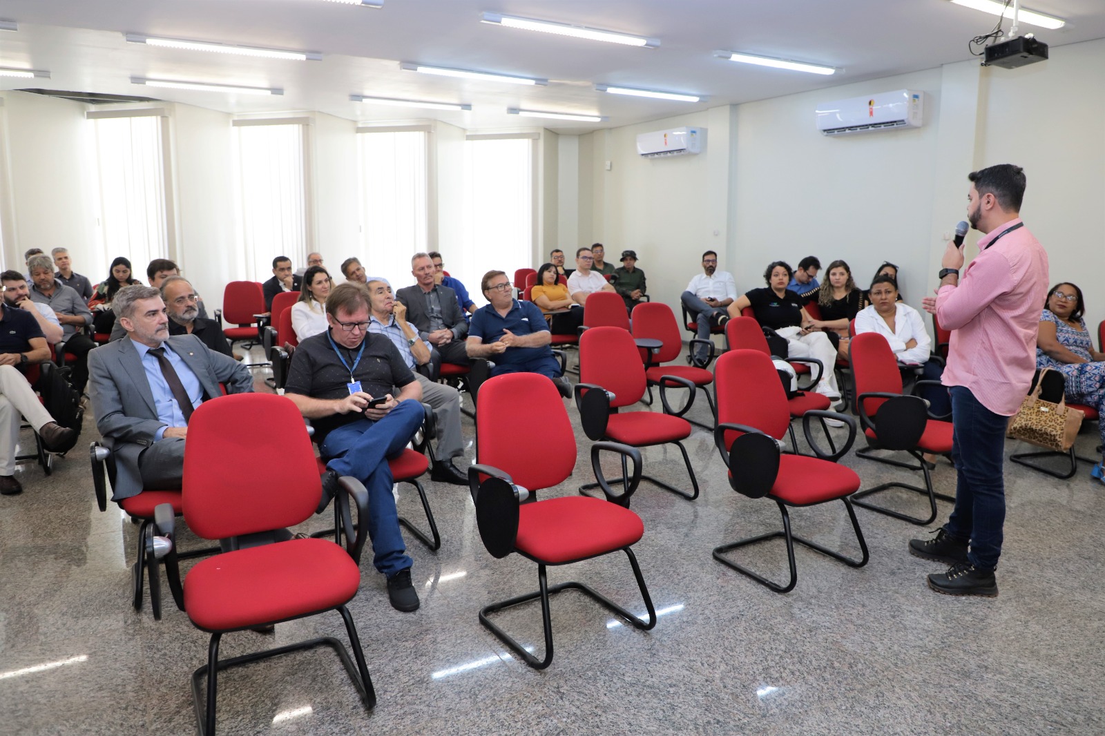 Equipe T Cnica Da Prefeitura De Aragua Na Participa De Audi Ncia